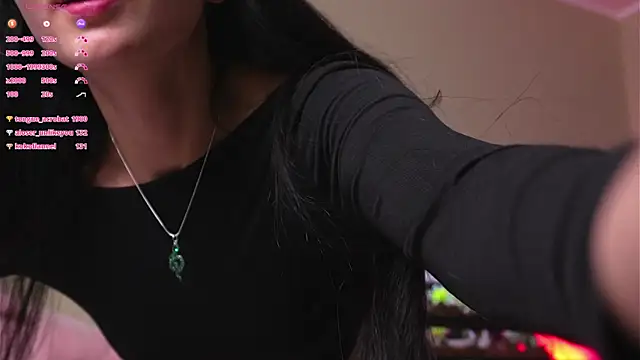 YaraAveiri webcam