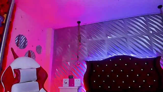 roxanne_han (F young) - out bra + squizzie boobs🍒