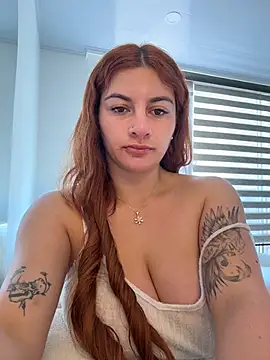 AtheneaRossi live cam on StripChat