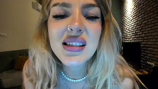 Watch fifteenpoem live on EroticFlix - High definition streams