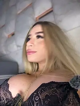 Lola_Blondie webcam