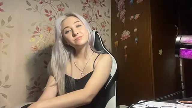WhitePowerGirl webcam