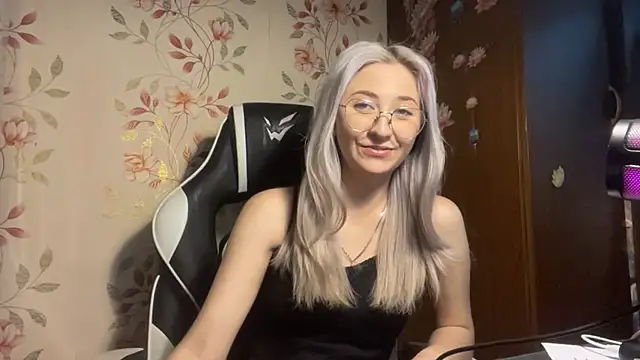 WhitePowerGirl webcam