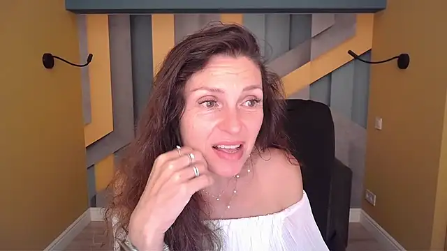 Watch EllaLong live on EroticFlix - High definition streams