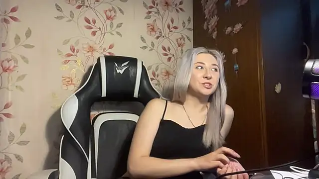 WhitePowerGirl webcam