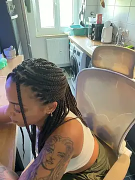 SweetPetiteNoir webcam