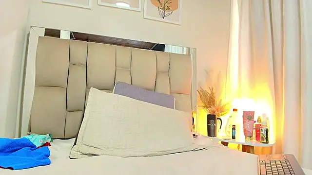 Watch Rachele_x live on EroticFlix - High definition streams