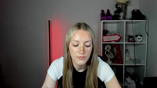 EvelynBlond webcam