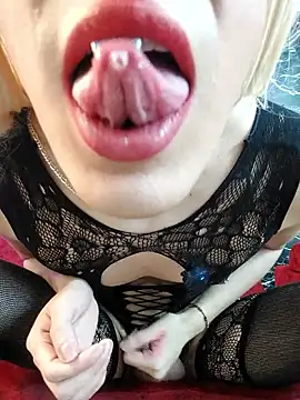 crislingery_dolli webcam