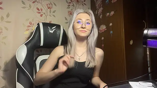 WhitePowerGirl webcam