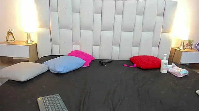 mask_red_girl's live room
