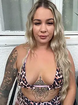 xXBigPeachBunnyxXx webcam