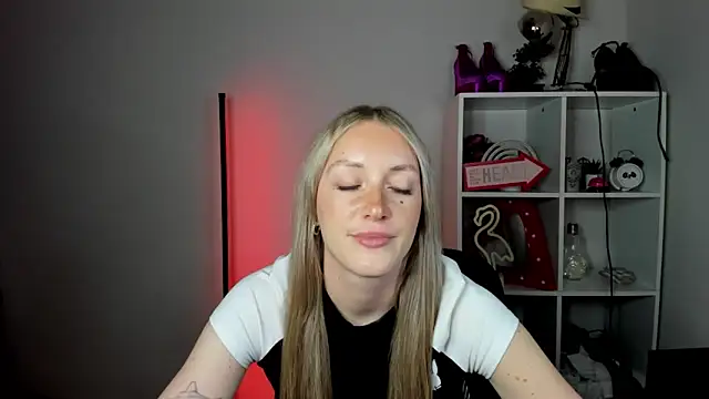 EvelynBlond webcam