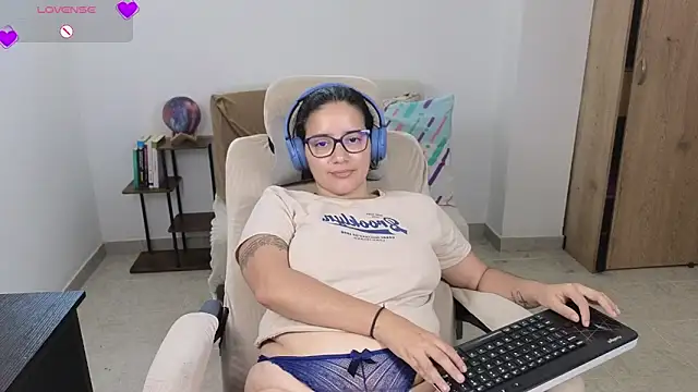 blue__moon_ live cam on StripChat