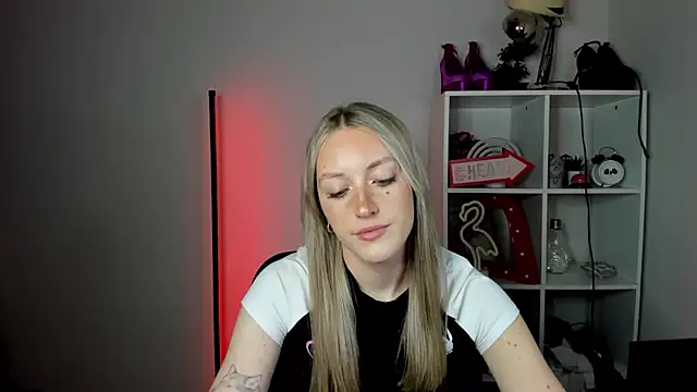 EvelynBlond webcam