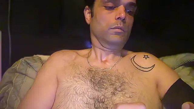 icebergslim281 live cam on StripChat