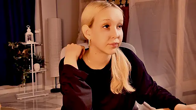 maoqibeverly (F teen) - smacks on the ass х20