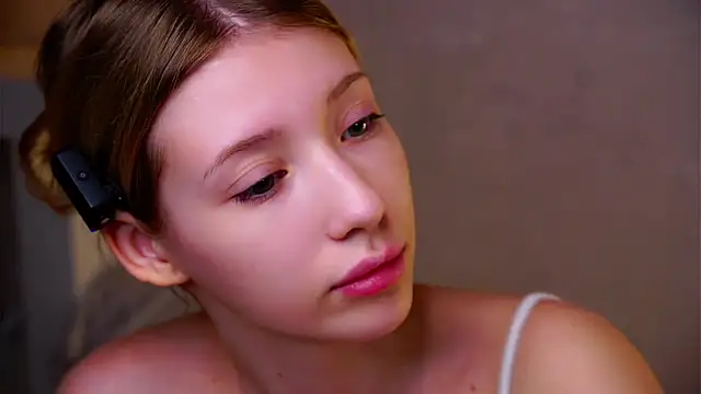 Watch SunnivaCovil live on EroticFlix - High definition streams