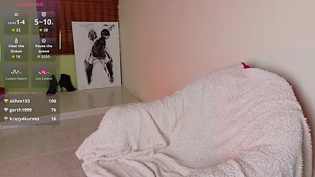 emma__blanco (F young) - Show panties very sexy in the chair