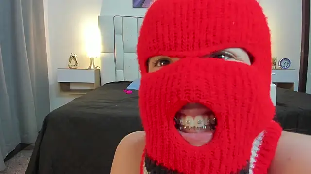 mask_red_girl webcam