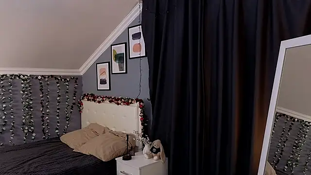 Naomi_Demio webcam