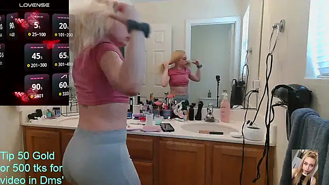 Blondiewithanass webcam