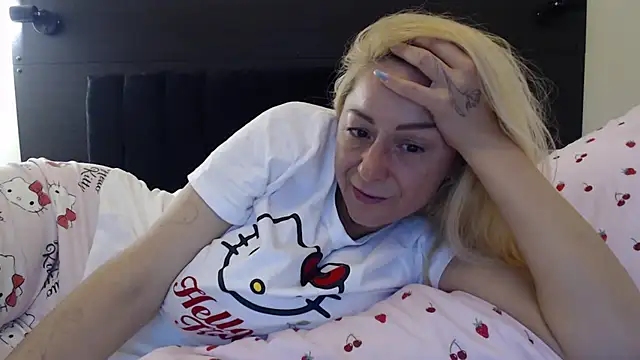 _karolynesyera_ live cam on StripChat