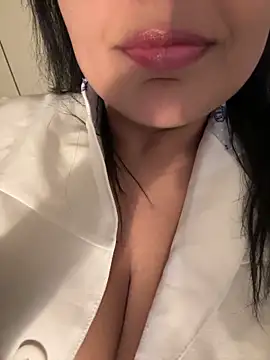 Quiqui28 live cam on StripChat