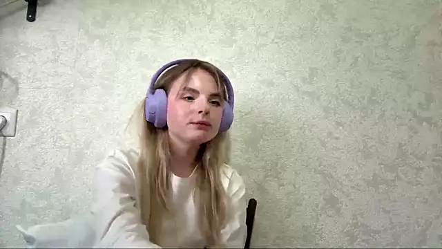 teodorabinney (F teen) - make a heart