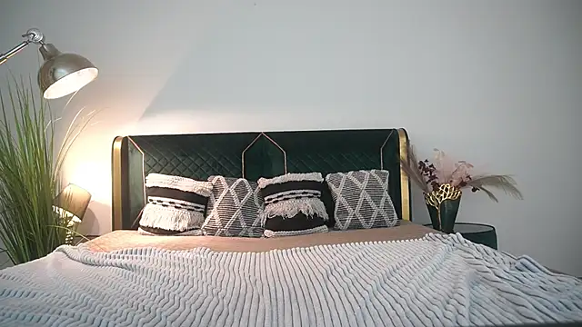 MikaFoxy webcam
