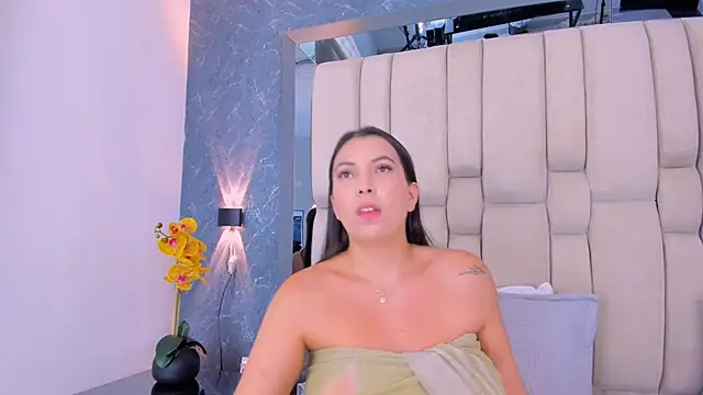 Watch MaddyCrofft live on EroticFlix - High definition streams