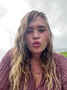 miss_berlyn (F young) - Video Riding the Dildo