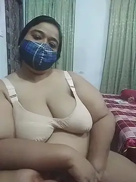 momo_loves webcam