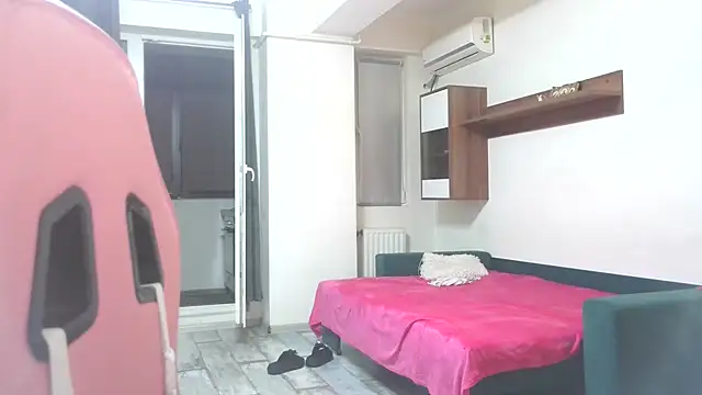 LovelyJulliette webcam