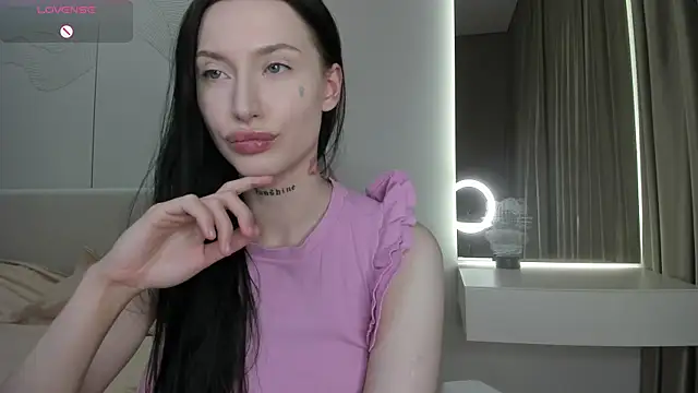 Watch JenniferQueen11 live on EroticFlix - High definition streams