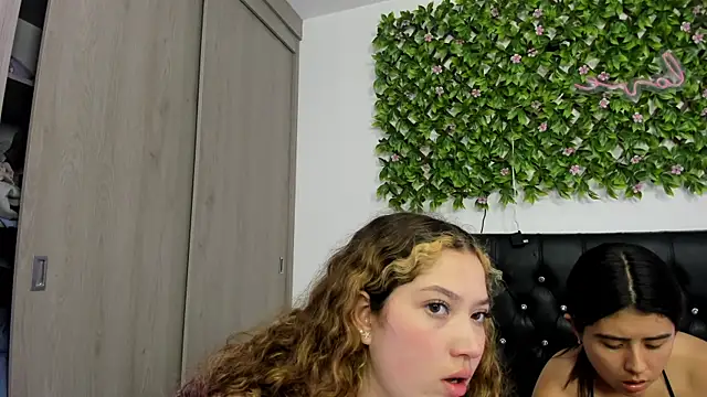 valeria_and_zoe webcam