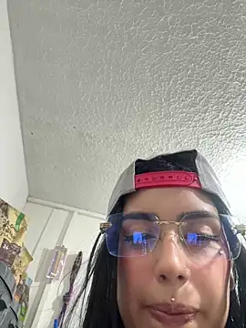 Lucy_699 webcam
