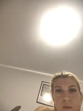 HotBlondie69 webcam