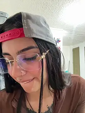 Lucy_699 webcam
