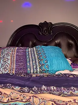 Watch RenaThickAss live on EroticFlix - High definition streams