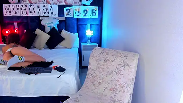 Watch AmmyJones_ live on EroticFlix - High definition streams
