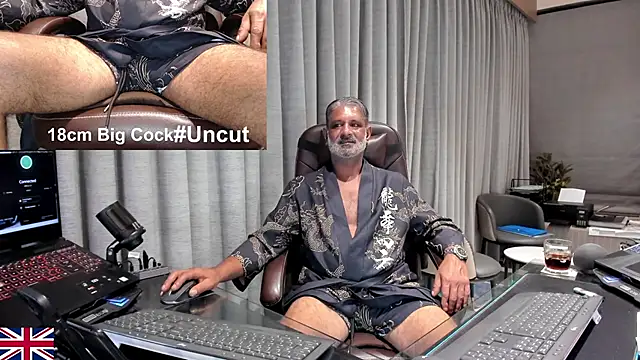 OnlineBossUK live cam on StripChat