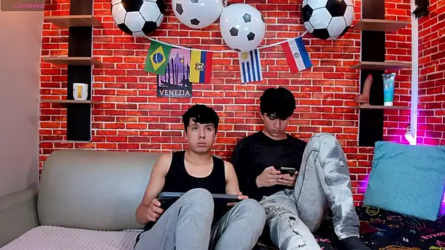 Hoot_boyss_ live cam on StripChat