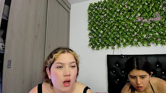 valeria_and_zoe webcam