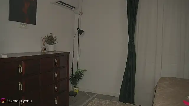 Alyonaqueen_ webcam