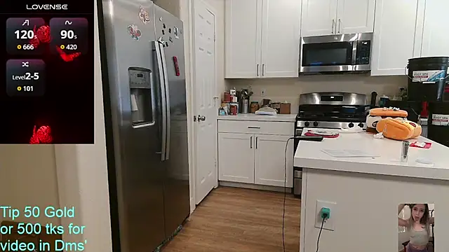 Blondiewithanass webcam