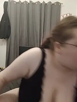 Sexycurvyemilyy live sex cam