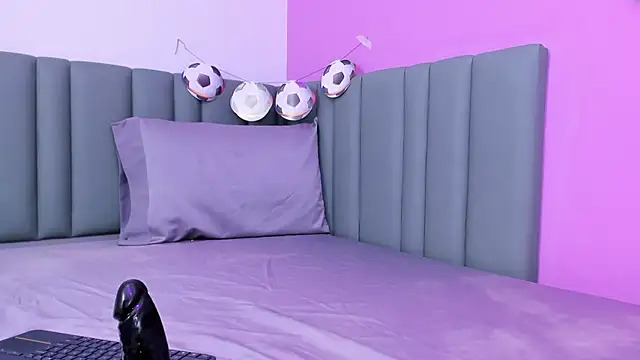 Maddy_red_ webcam