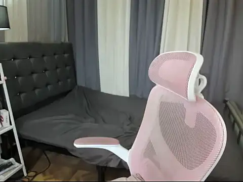 XTsUncutMargauxX webcam