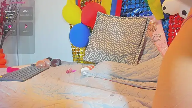 Karlaliones69 live cam on StripChat